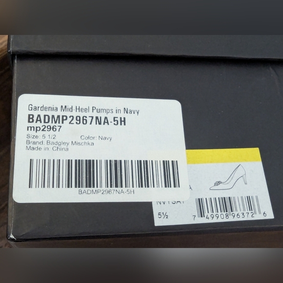 Gardenia Mid-Heel Pumps in Navy Badgley Mischka NWT Size 5.5 - Picture 10 of 13